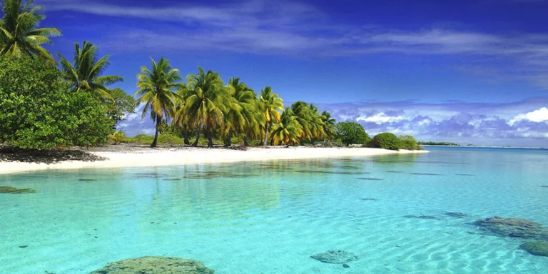 Motu Tohepuku à Raraka Avec Son Lagon Aux Eaux Pures Et Cristallines Allant Du Turquoise Au Bleu Profond